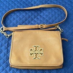 Good/fair condition. Leather wear. Metal logo has some scratches.